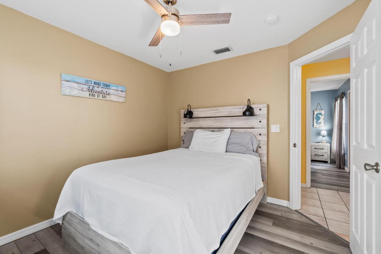 Heart Of The Waves - 3Br & 2Ba Beach Retreat - New Hot Tub - Outside Patio With Grill & Seating, Steps To Fun! Melbourne Exteriör bild