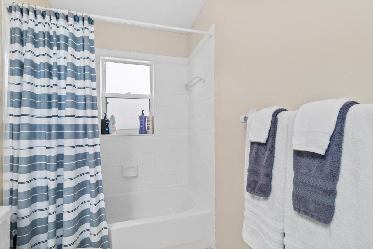 Heart Of The Waves - 3Br & 2Ba Beach Retreat - New Hot Tub - Outside Patio With Grill & Seating, Steps To Fun! Melbourne Exteriör bild