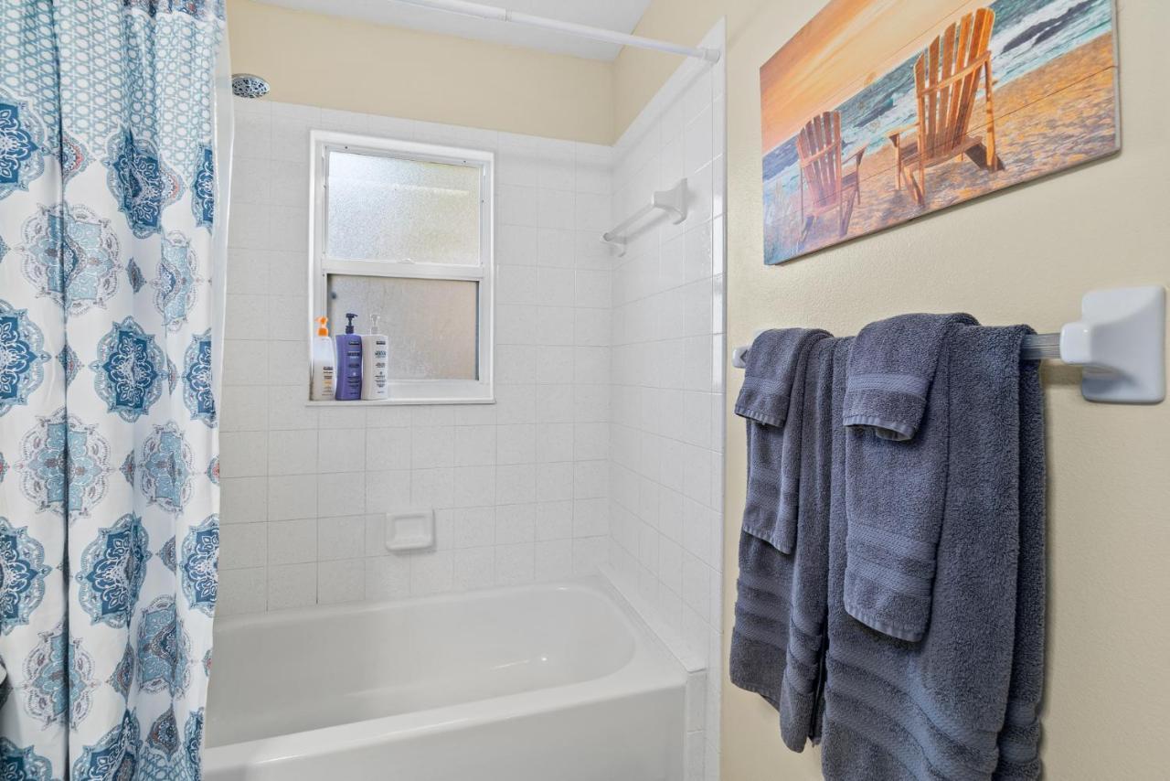 Heart Of The Waves - 3Br & 2Ba Beach Retreat - New Hot Tub - Outside Patio With Grill & Seating, Steps To Fun! Melbourne Exteriör bild