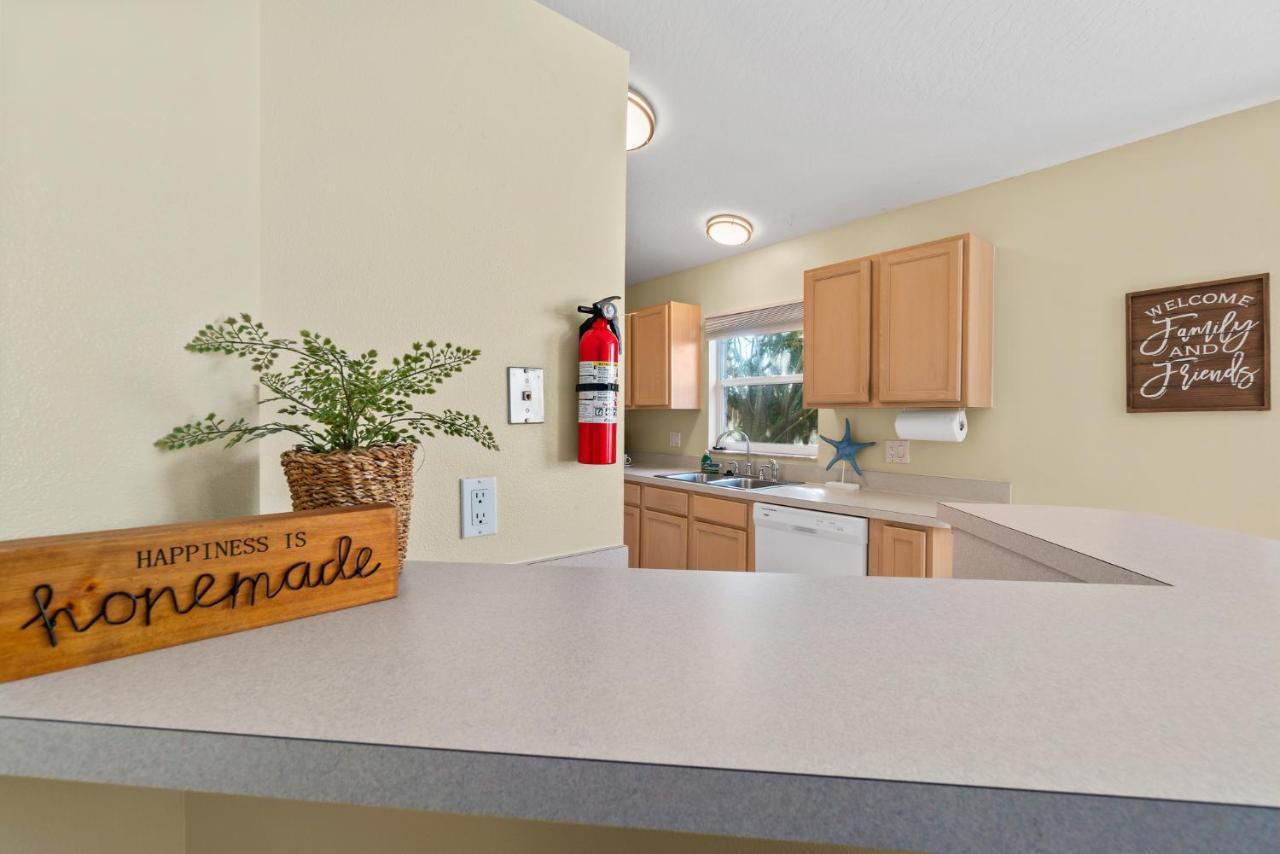 Heart Of The Waves - 3Br & 2Ba Beach Retreat - New Hot Tub - Outside Patio With Grill & Seating, Steps To Fun! Melbourne Exteriör bild