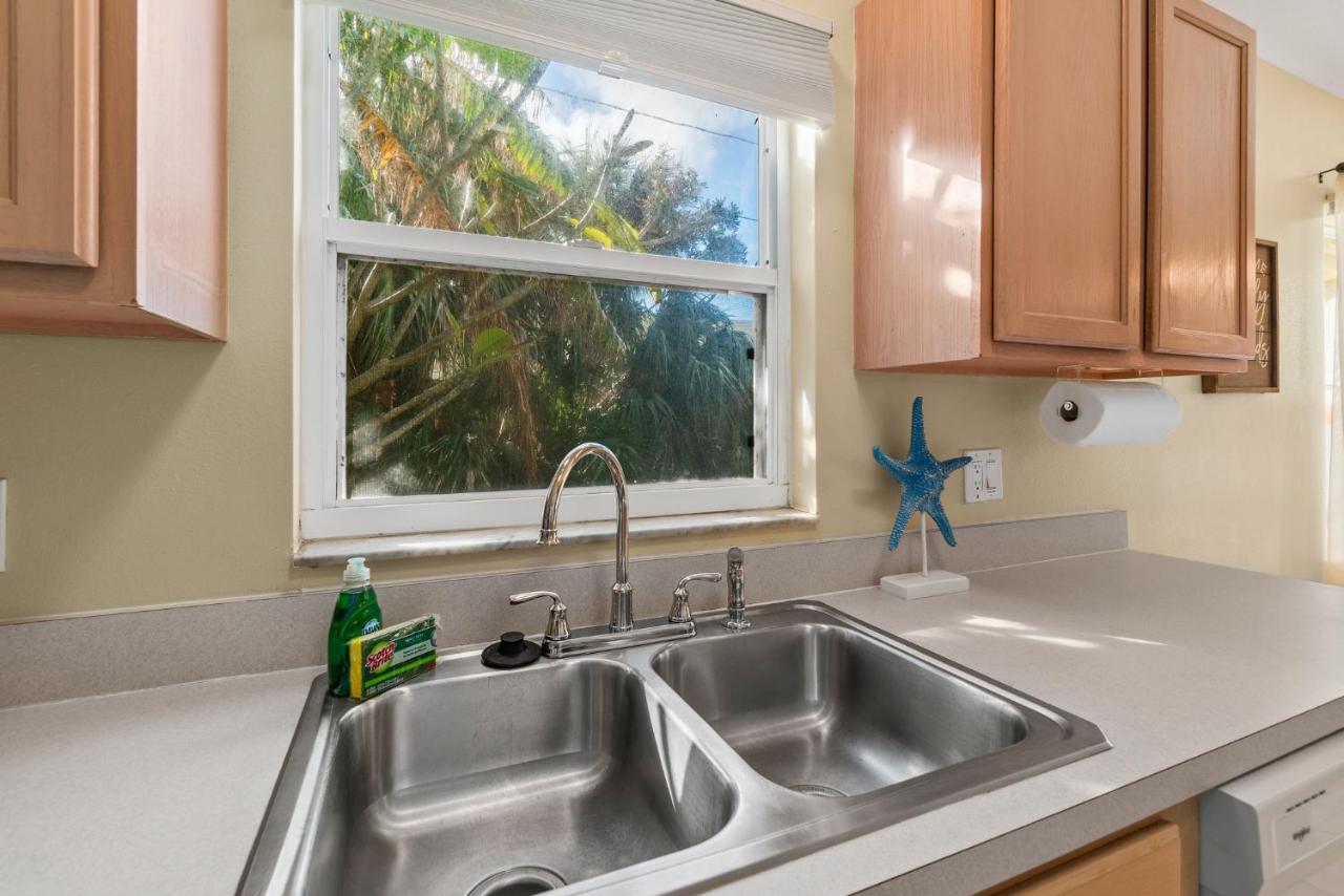 Heart Of The Waves - 3Br & 2Ba Beach Retreat - New Hot Tub - Outside Patio With Grill & Seating, Steps To Fun! Melbourne Exteriör bild