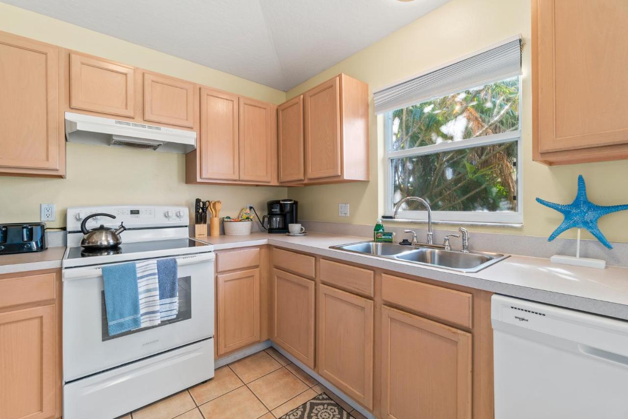 Heart Of The Waves - 3Br & 2Ba Beach Retreat - New Hot Tub - Outside Patio With Grill & Seating, Steps To Fun! Melbourne Exteriör bild